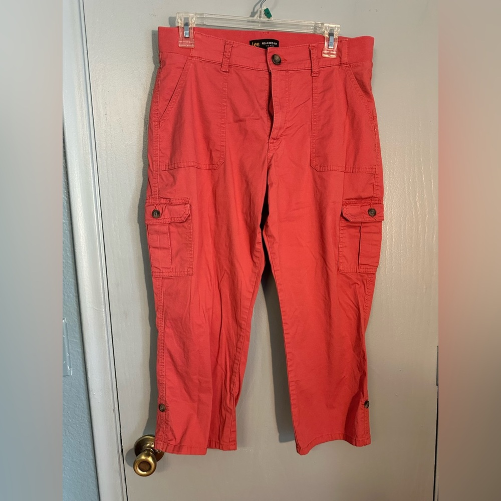 Lee relaxed fit mid rise capris, elastic waistband, 6 pockets, 10, EUC